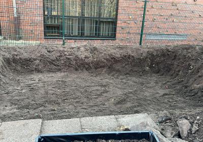 Neues Projekt im Schulgarten:  Was ist das für ein Loch?